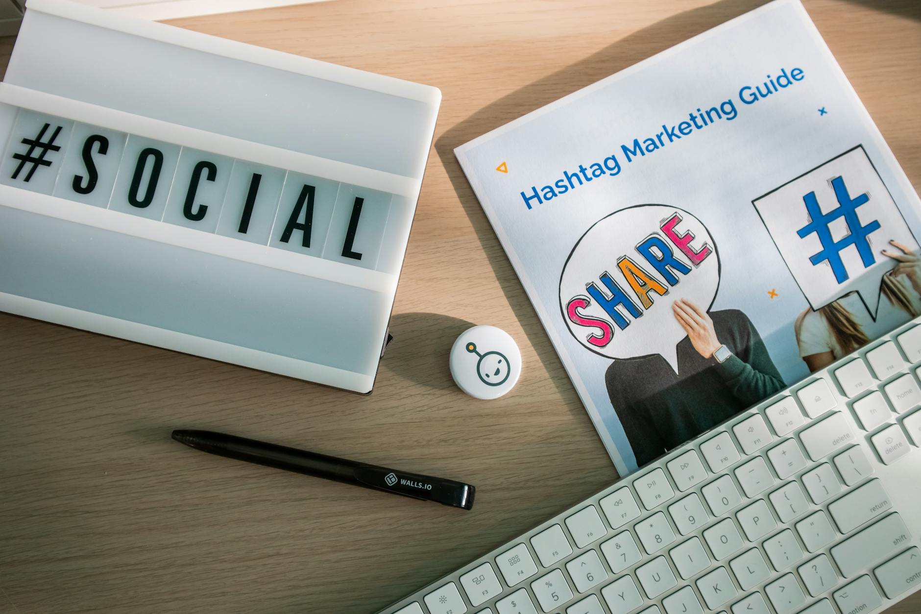 Gambar ilustrasi cara membuat konten viral SEO dengan strategi pemasaran digital efektif untuk meningkatkan trafik website dan meningkatkan visibilitas online bisnis Anda