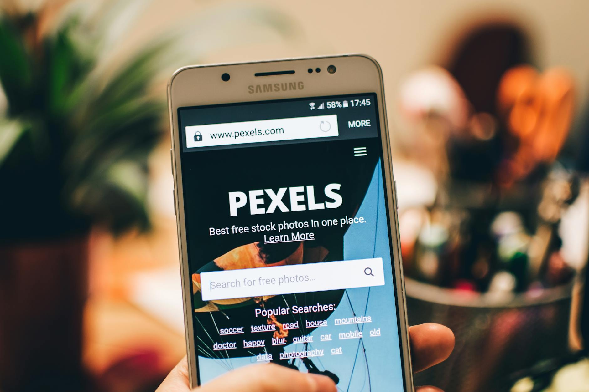Gambar ilustrasi cara mempercepat kecepatan website dengan teknik optimasi gambar, kompresi file, dan penggunaan CDN untuk meningkatkan kinerja website