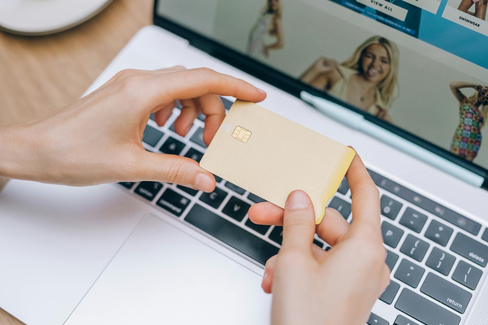 Gambar ilustrasi cara menjual produk secara online melalui website dengan strategi pemasaran digital yang efektif untuk meningkatkan penjualan dan memperluas jangkauan bisnis
