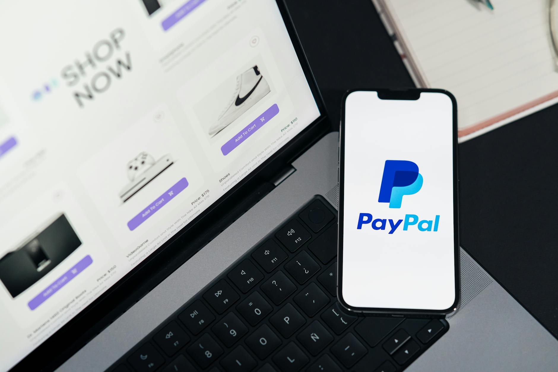 Gambar ilustrasi cara monetisasi website berita dengan iklan online dan affiliate marketing untuk meningkatkan pendapatan dari konten berita online