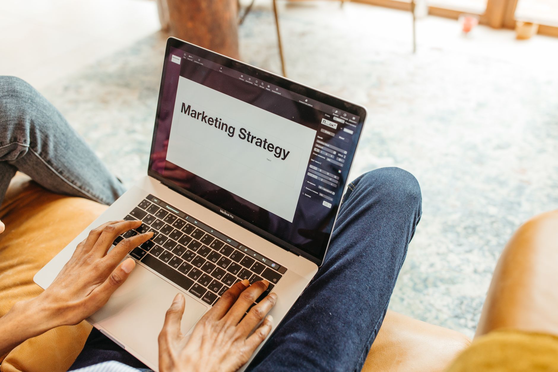 Ilustrasi strategi digital marketing untuk UMKM dengan menggunakan media sosial dan iklan online untuk meningkatkan penjualan dan visibilitas merek.
