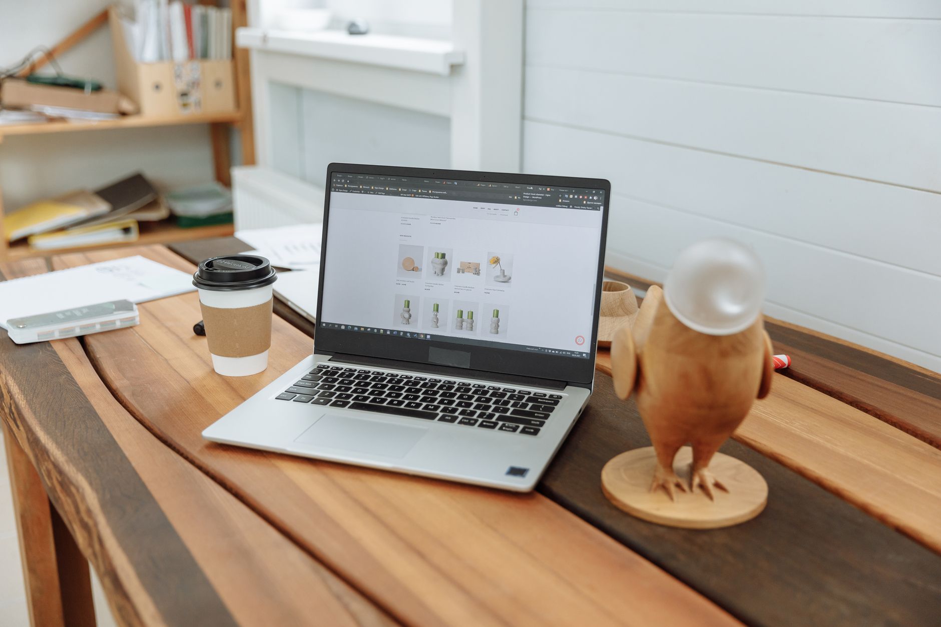 Layanan jasa pembuatan website custom profesional untuk meningkatkan kehadiran online bisnis Anda dengan desain yang unik dan fungsional